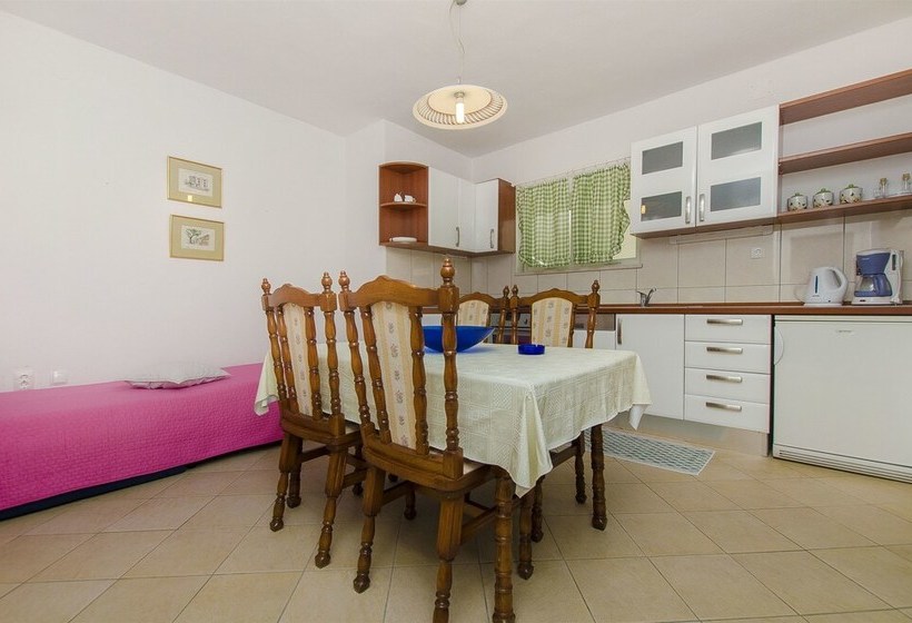 Apartments And Rooms Vojmir