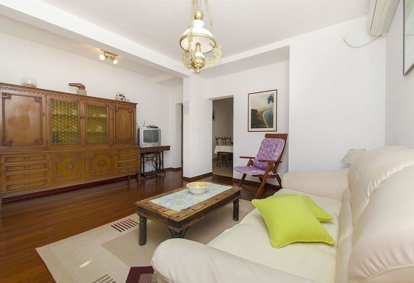 Apartments And Rooms Vojmir