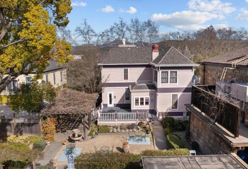 Hennessey House Bed And Breakfast