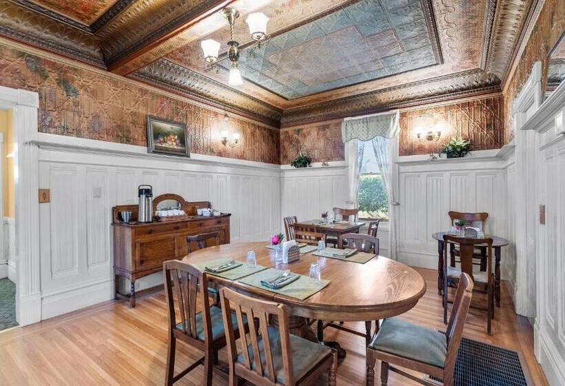 Hennessey House Bed And Breakfast