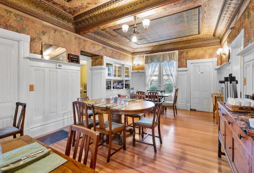 Hennessey House Bed And Breakfast