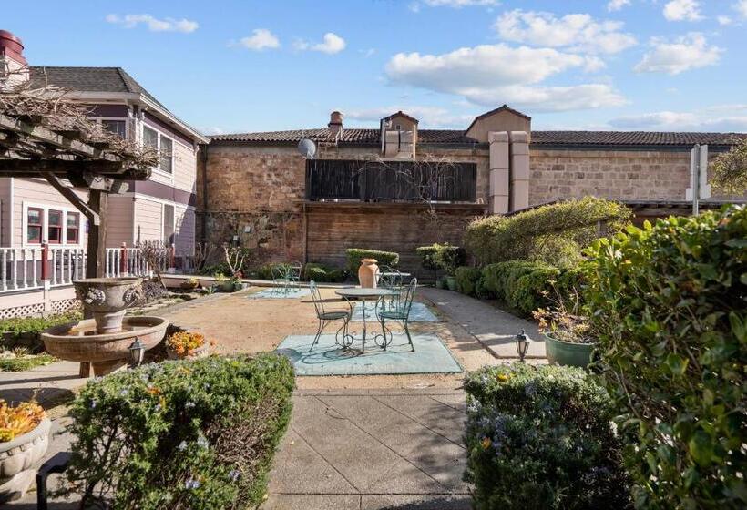 Hennessey House Bed And Breakfast