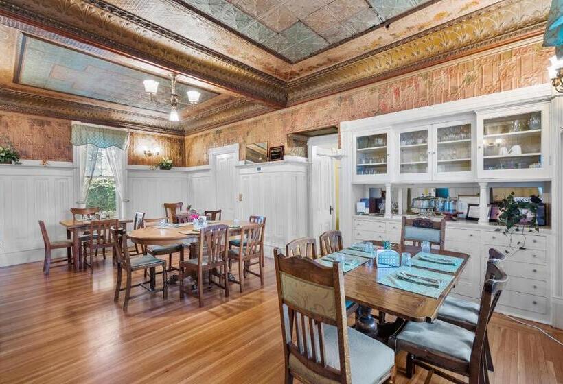 Hennessey House Bed And Breakfast