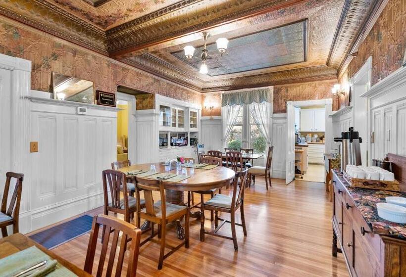 Hennessey House Bed And Breakfast