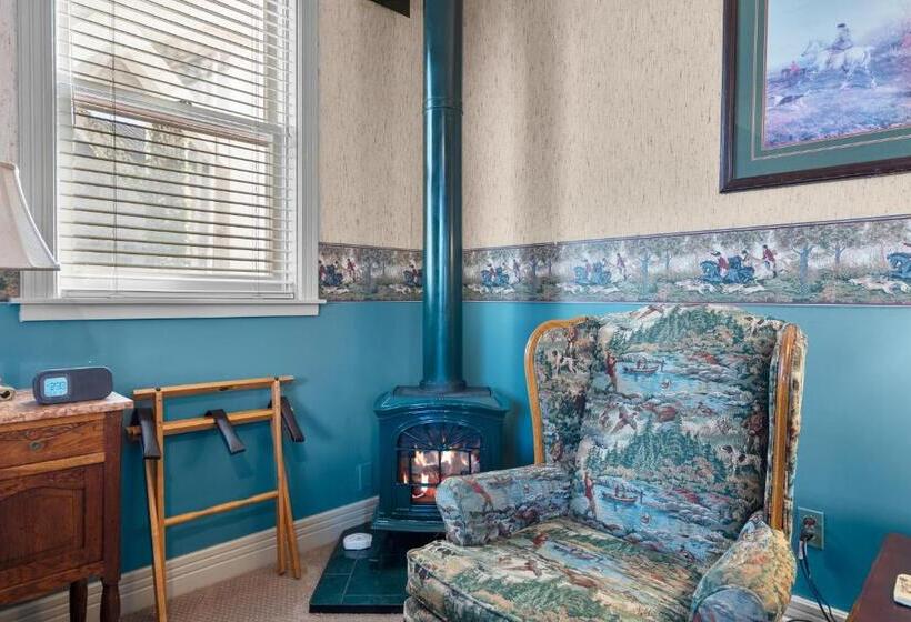 Hennessey House Bed And Breakfast