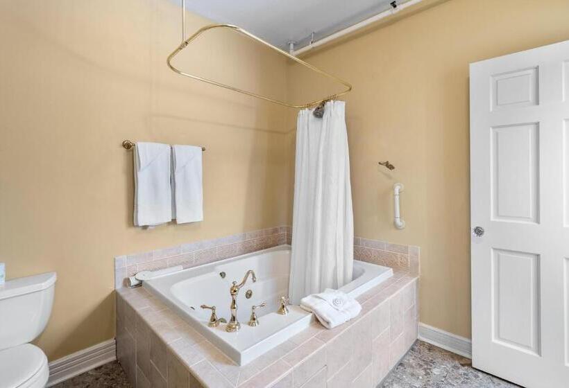 Hennessey House Bed And Breakfast