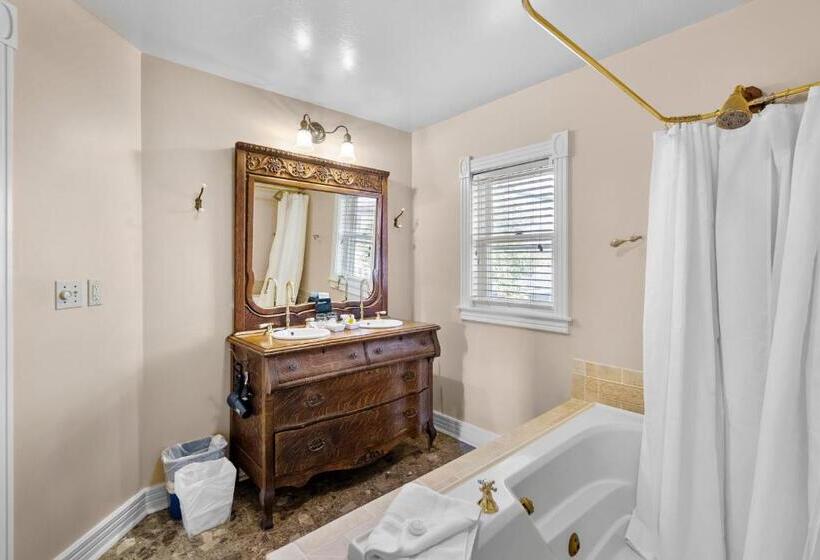 Hennessey House Bed And Breakfast