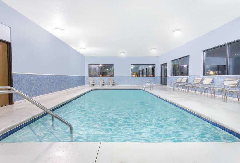 فندق Days Inn & Suites By Wyndham Waterloo