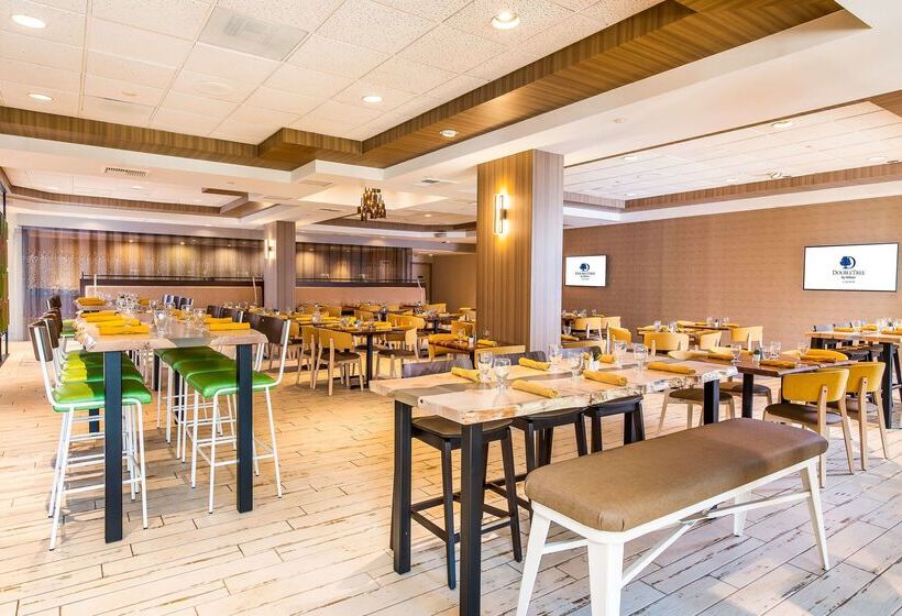 هتل Doubletree By Hilton Carson