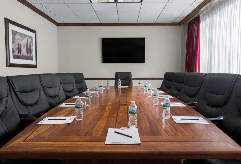 Отель Doubletree By Hilton Fort Lee   George Washington Bridge