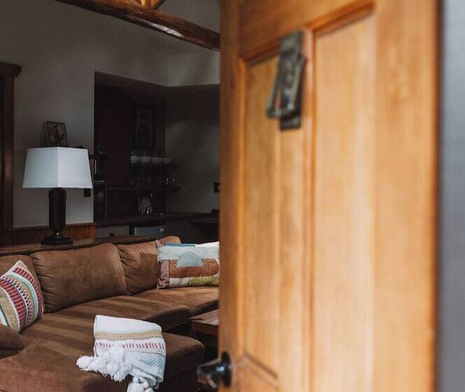בית מלון כפרי Highland Haven Creekside Inn
