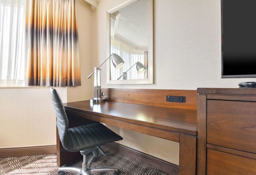 هتل Hilton Arlington National Landing