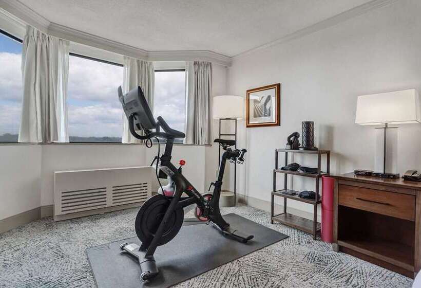 هتل Hilton Arlington National Landing