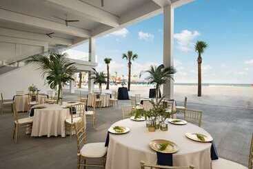 هتل Hilton Clearwater Beach Resort & Spa