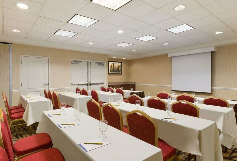 בית מלון כפרי Hilton Garden Inn Shelton