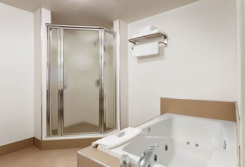 בית מלון כפרי Hilton Garden Inn Shelton