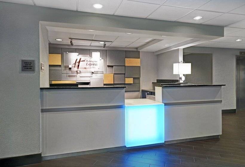 هتل Holiday Inn Express & Suites Cincinnati Riverfront, An Ihg