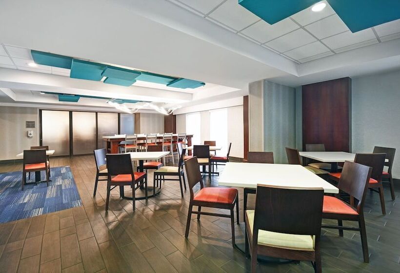 هتل Holiday Inn Express & Suites Cincinnati Riverfront, An Ihg