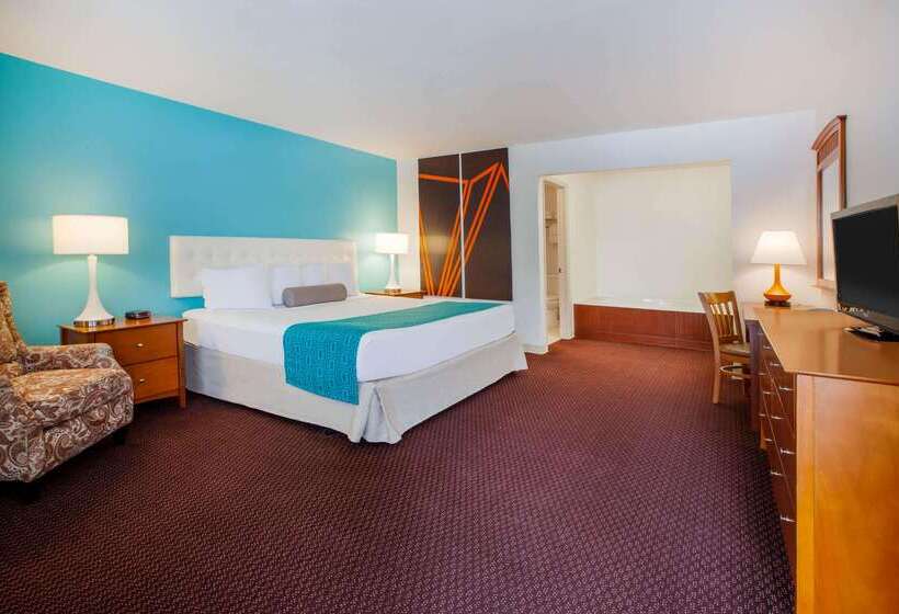 هتل Howard Johnson By Wyndham Traverse City