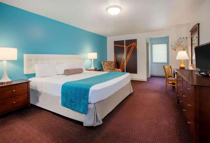 هتل Howard Johnson By Wyndham Traverse City