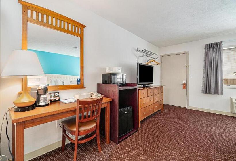 هتل Howard Johnson By Wyndham Traverse City