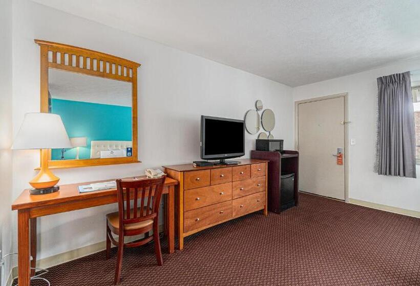 هتل Howard Johnson By Wyndham Traverse City