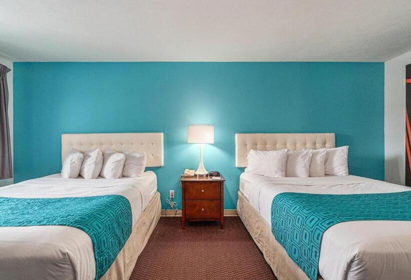 هتل Howard Johnson By Wyndham Traverse City