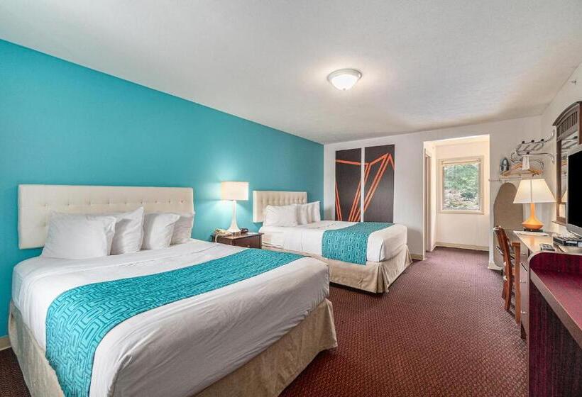 هتل Howard Johnson By Wyndham Traverse City