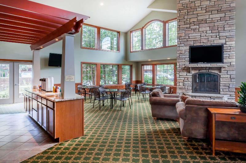 هتل Howard Johnson By Wyndham Traverse City