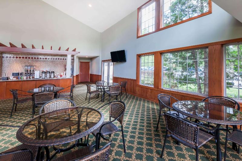 هتل Howard Johnson By Wyndham Traverse City