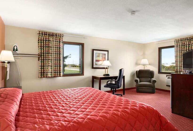 هتل Howard Johnson By Wyndham Waterloo/cedar Falls