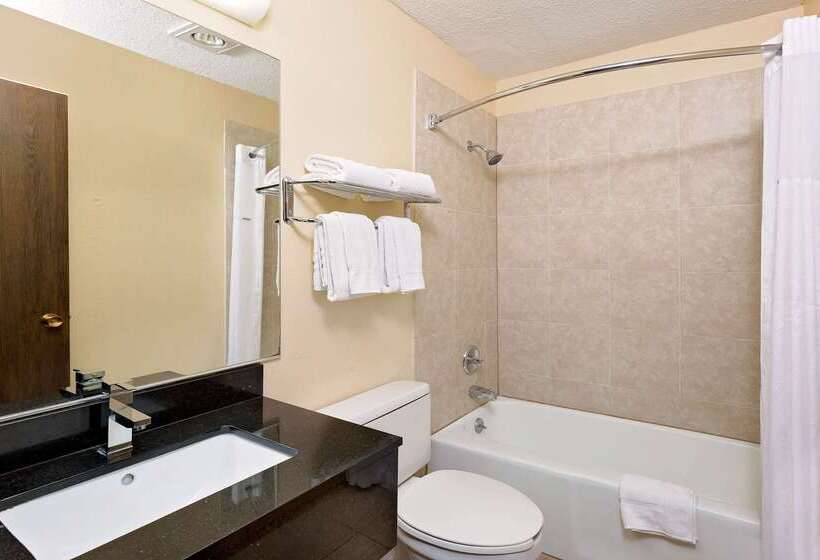 هتل Howard Johnson By Wyndham Waterloo/cedar Falls