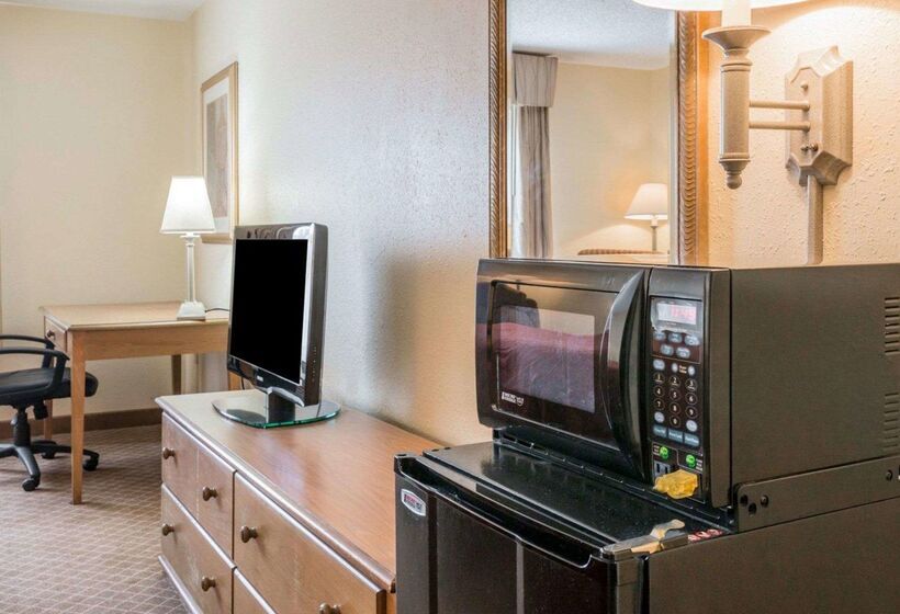 Отель Quality Inn & Suites