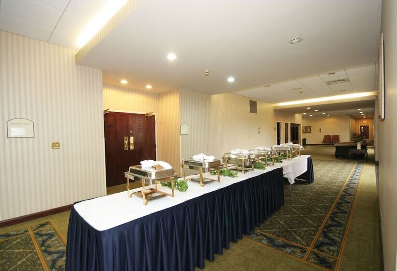 בית מלון כפרי Ramada By Wyndham Statesville