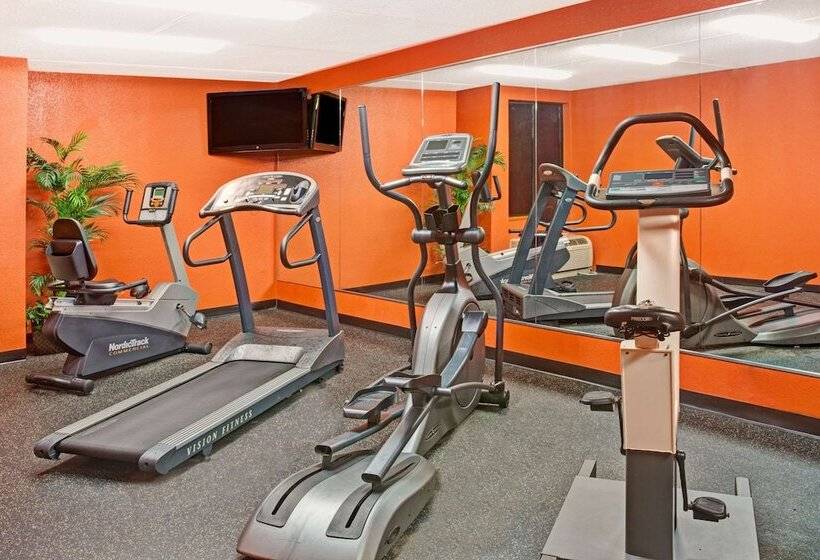 בית מלון כפרי Ramada By Wyndham Statesville