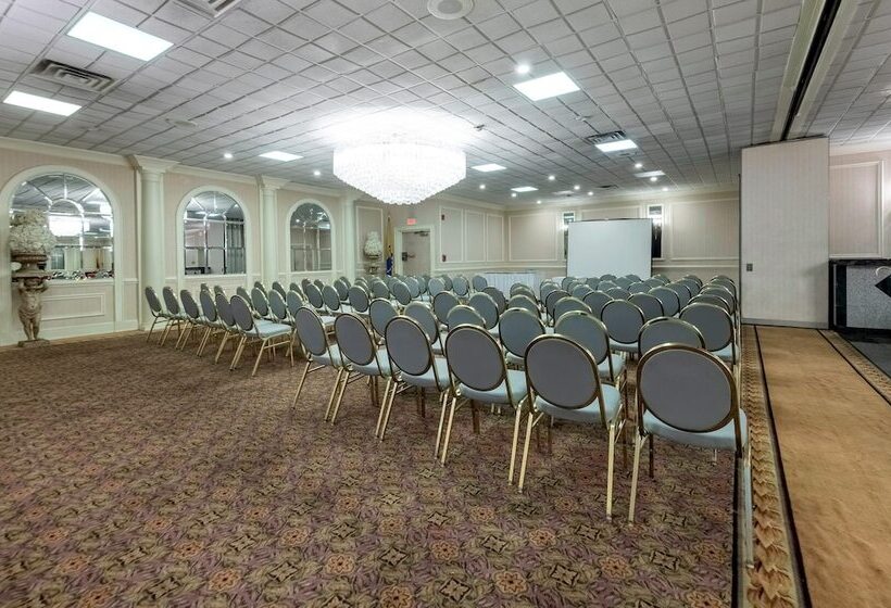 Отель Red Roof Inn Plus Newark Liberty Airport Carteret