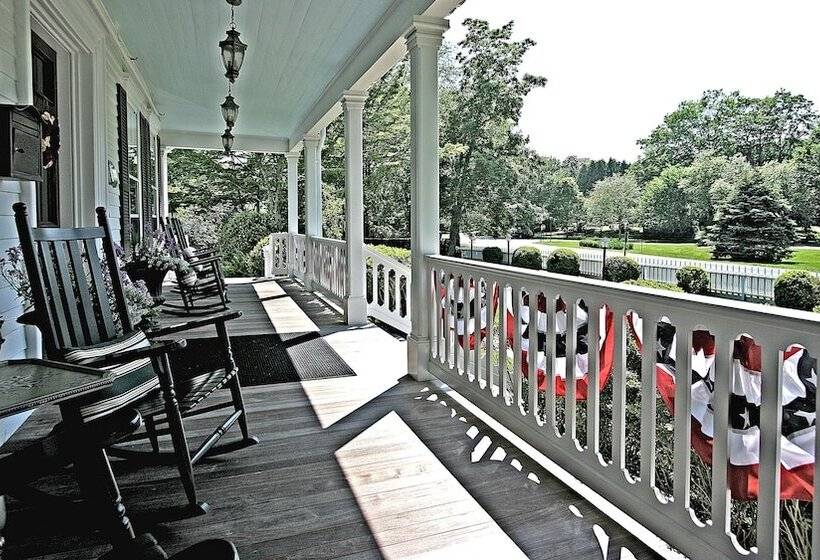 هتل The Hedges Inn