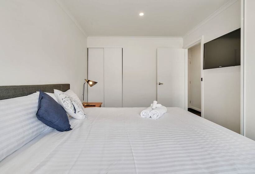 Youngtown Executive Apartments   2br Included, Free Parking & Wifi, Sofa Bed & Cot Fee Applies