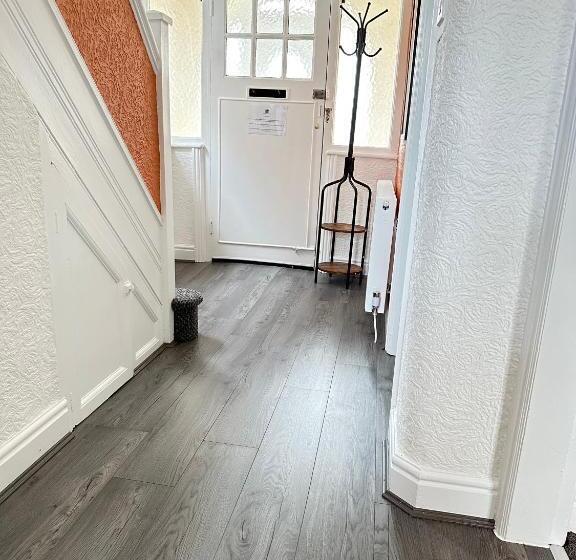 Air Host & Stay   Strawberry Fields House   3br