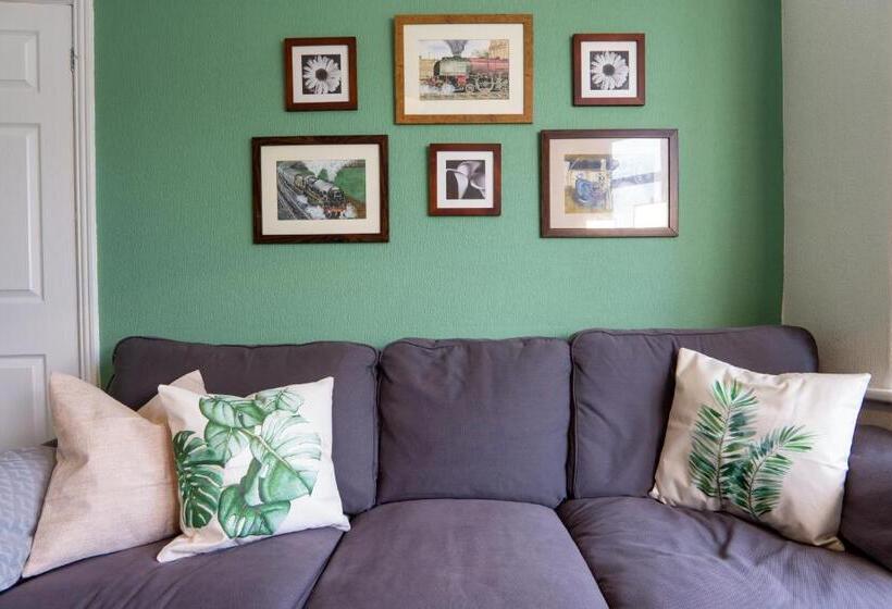 Air Host & Stay   Strawberry Fields House   3br