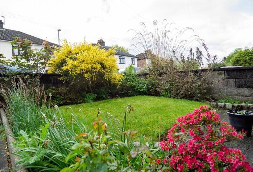 Air Host & Stay   Strawberry Fields House   3br