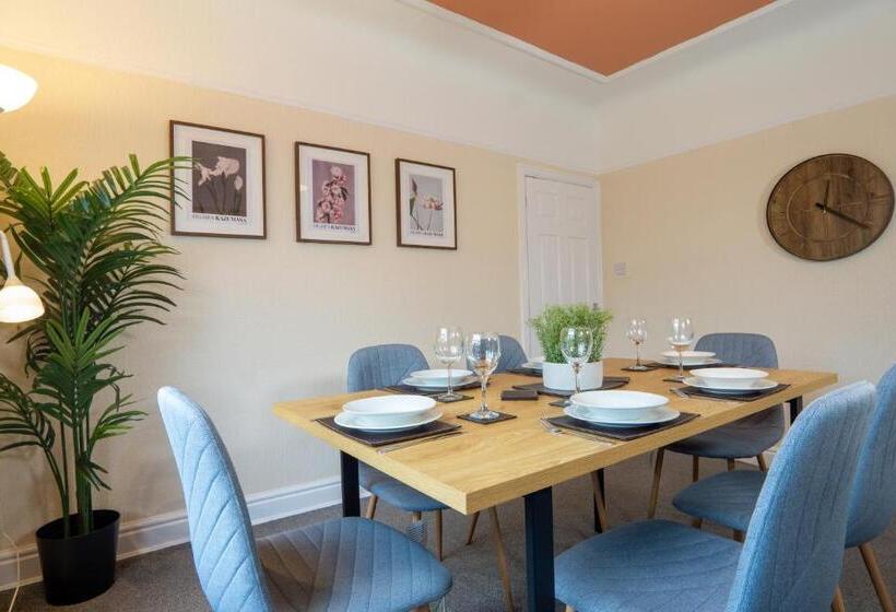 Air Host & Stay   Strawberry Fields House   3br