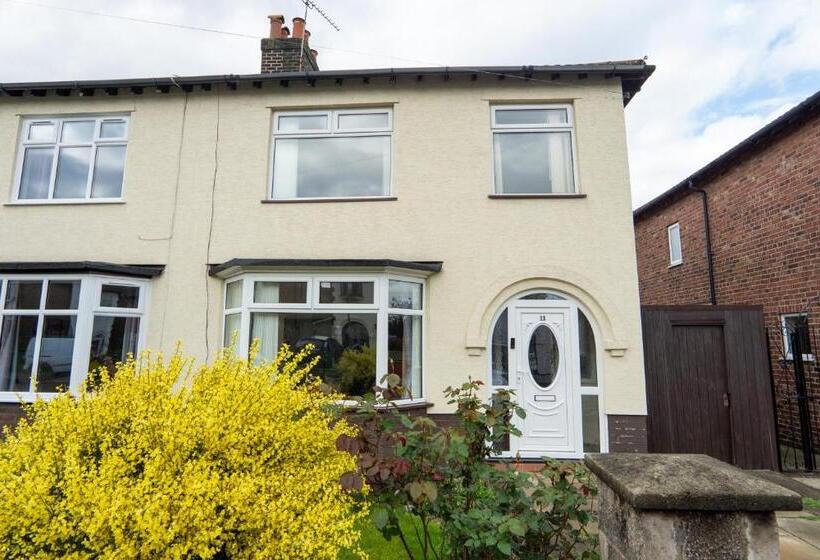 Air Host & Stay   Strawberry Fields House   3br