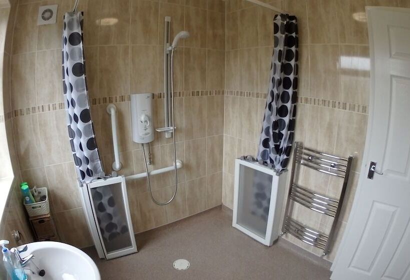 Air Host & Stay   Strawberry Fields House   3br