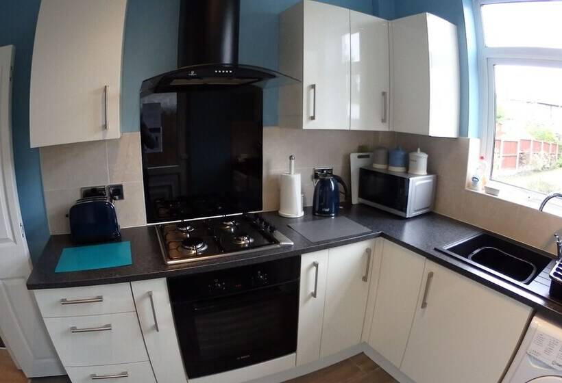 Air Host & Stay   Strawberry Fields House   3br