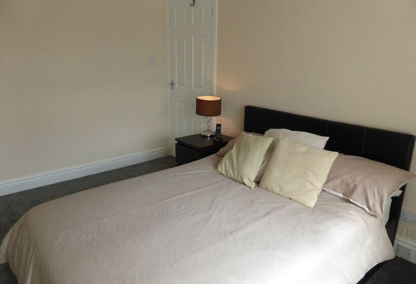 Air Host & Stay   Strawberry Fields House   3br