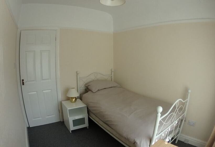 Air Host & Stay   Strawberry Fields House   3br
