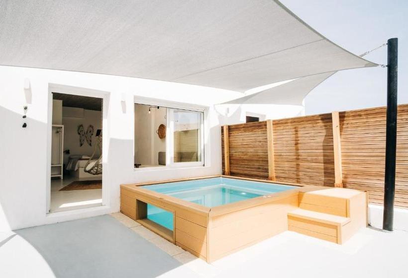هتل Mesanto Luxury Suites