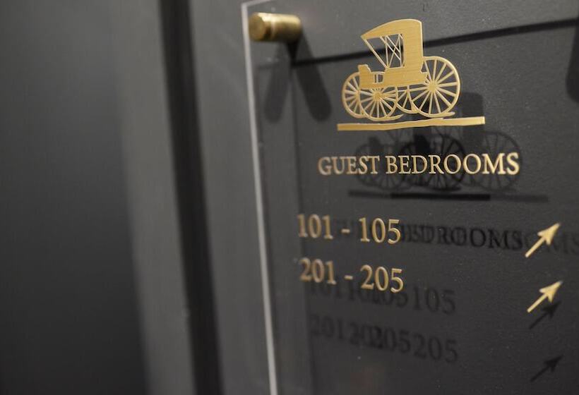 هتل The Pack And Carriage London