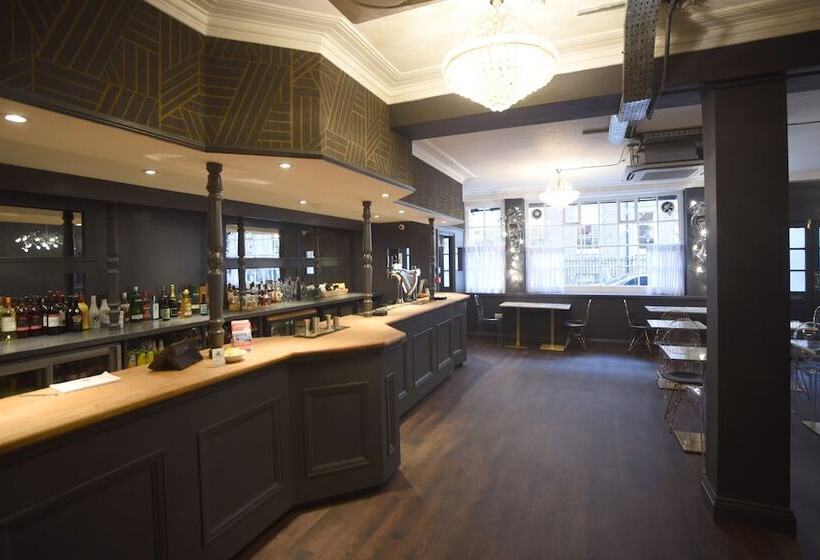 هتل The Pack And Carriage London